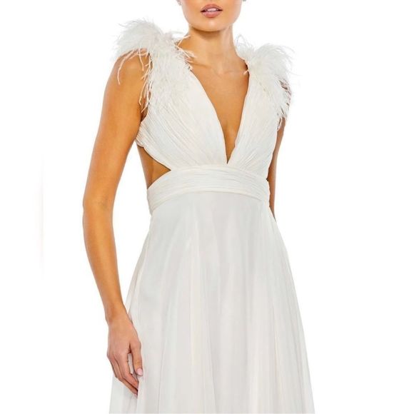 IEENA FOR MAC DUGGAL PLUNGE OSTRICH FEATHER A LINE GOWN IN SIZE 0 - Picture 2 of 12